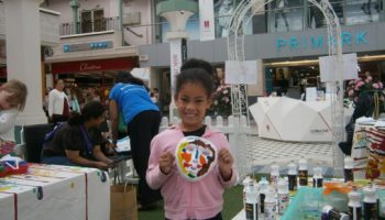 FREE SUMMER FUN ENTERTAINS YOUNG SHOPPERS